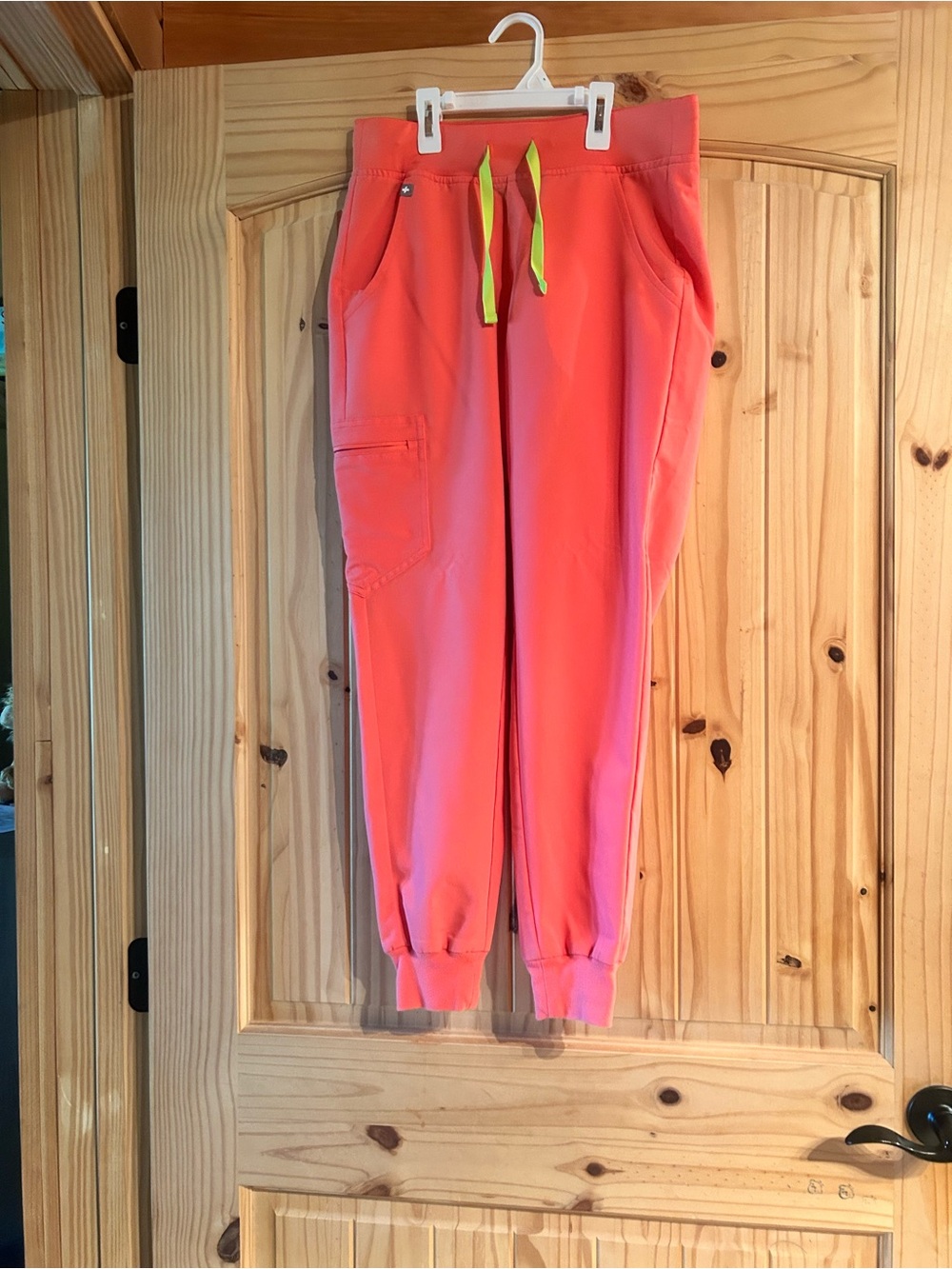Figs Coral Jogger Scrub Pants NWOT